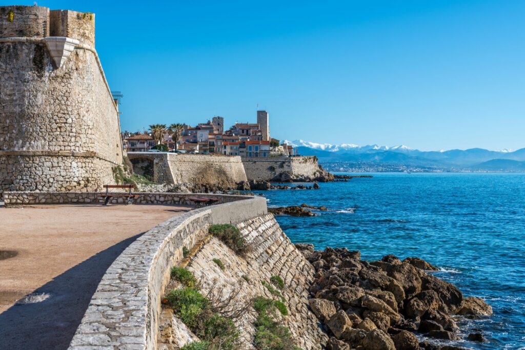 Demoustication Antibes - Remparts et vieille ville au bord de la mer - BioBelt