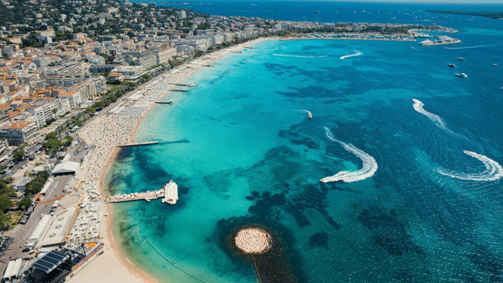Demoustication Cannes - Vue aérienne des plages et de la mer turquoise - BioBelt