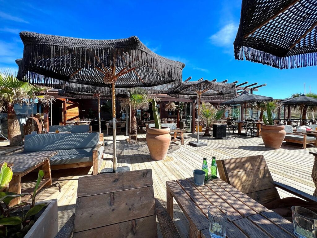 Demoustication Comporta - Terrasse de plage avec parasols en paille - BioBelt