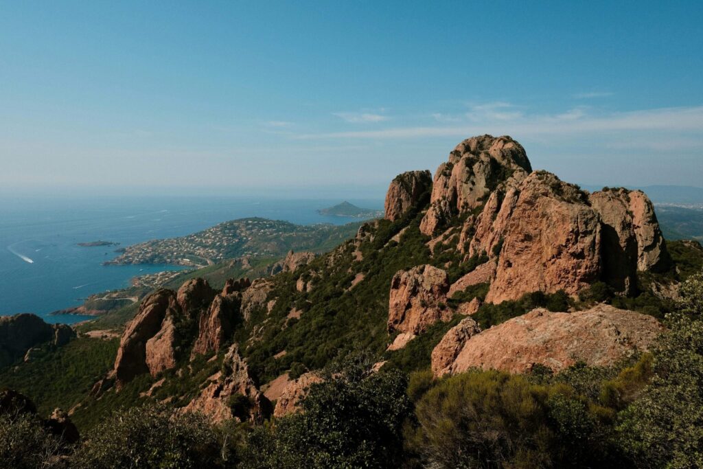 Demoustication Fréjus - Roches rouges du massif de l'Estérel face à la mer - BioBelt