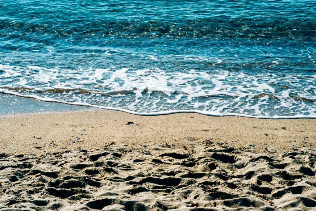 Demoustication Ramatuelle - Vagues sur une plage de sable - BioBelt