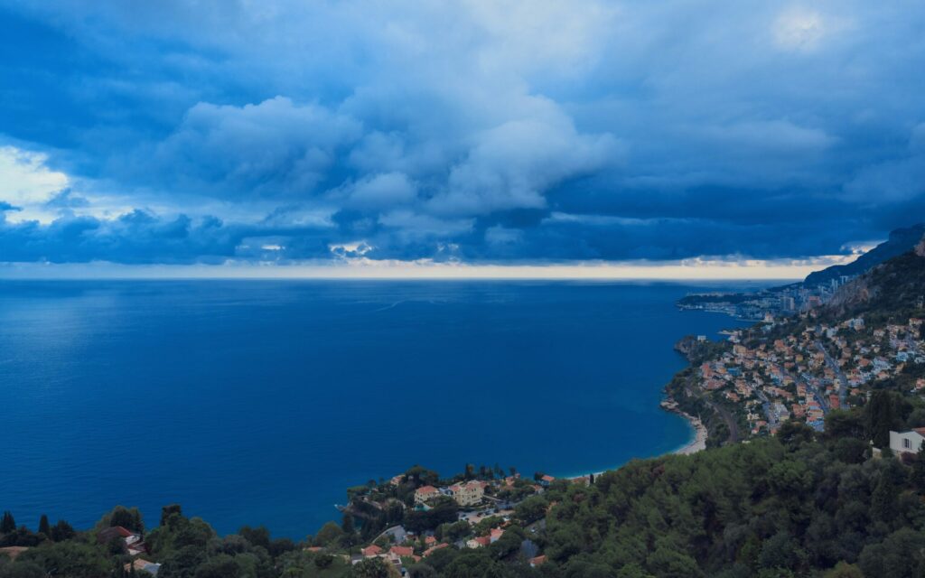 Demoustication Roquebrune-Cap-Martin - Vue sur la baie et le littoral sous un ciel nuageux - BioBelt