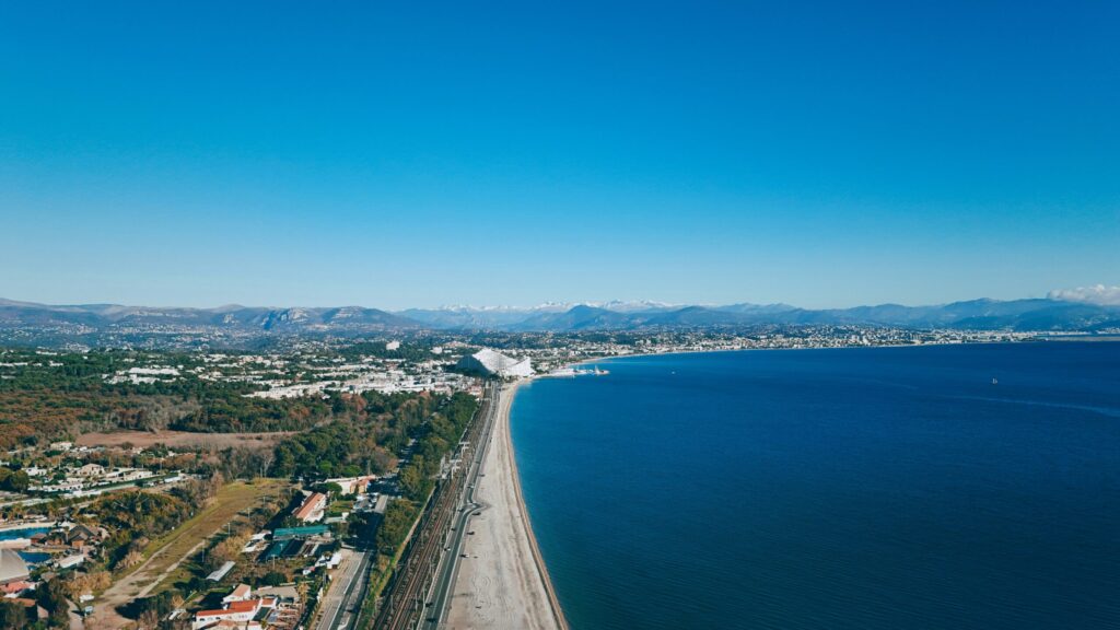 Demoustication Villeneuve-Loubet - Vue aérienne du littoral et de la plage - BioBelt