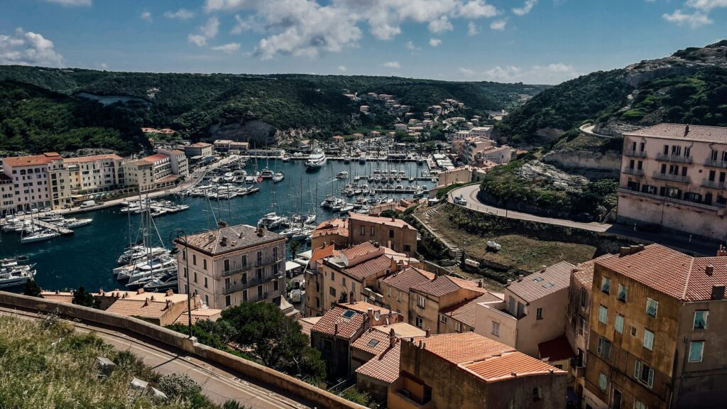 Demoustication Bonifacio - Vue sur le port et la ville de Bonifacio - BioBelt